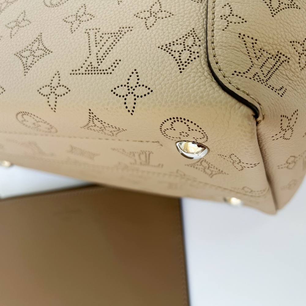 Louis Vuitton Mahina Hina MM Tote Bag Galet Perforated Leather Grey + Pouch - Picture 10 of 15